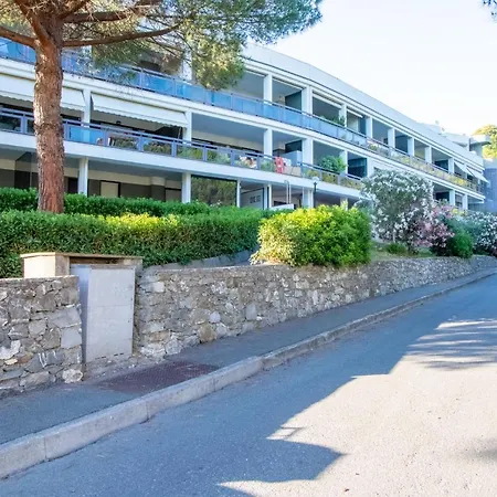 Pine Terrace Apartment *